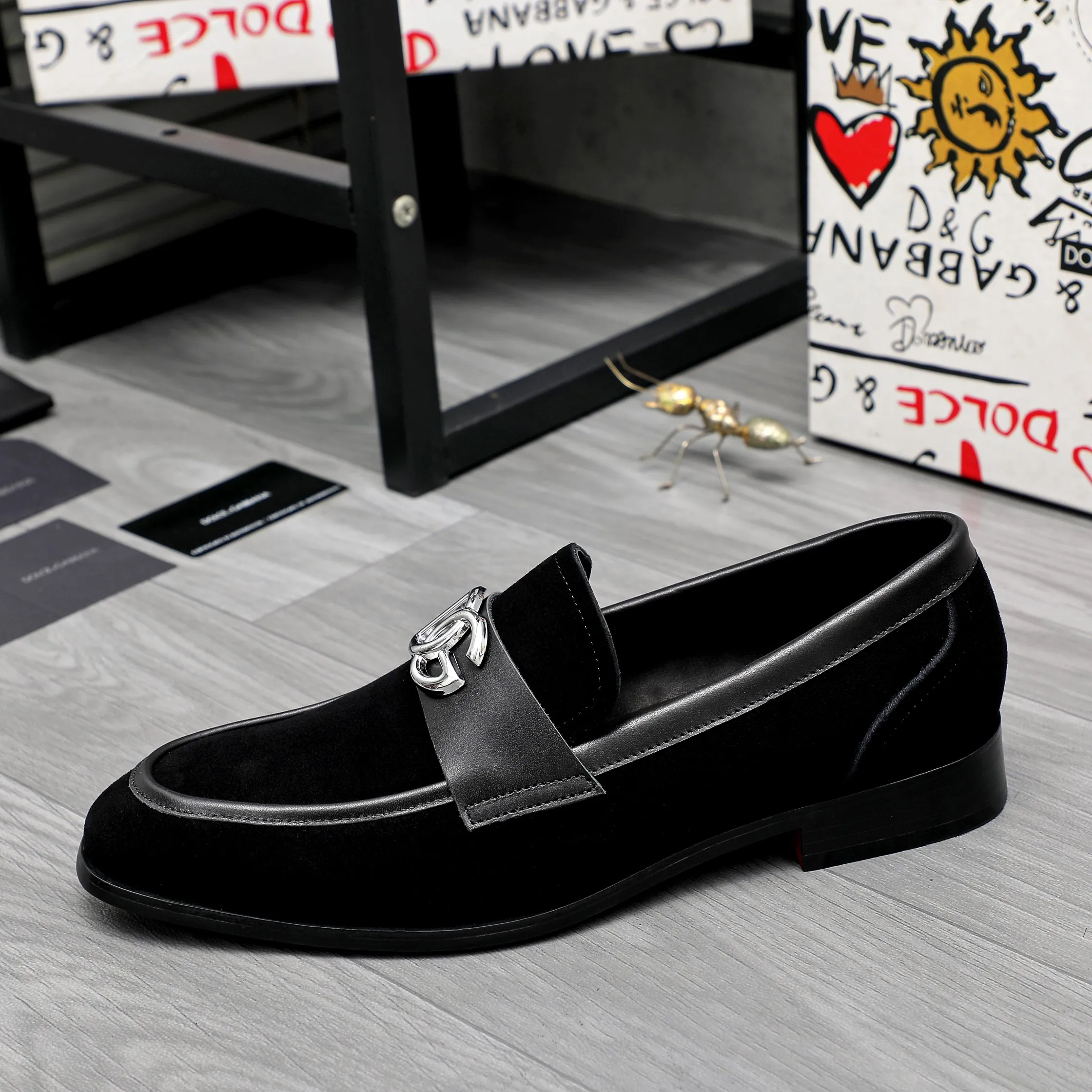 Men's shoes 💰500 Product trademark: DG (Dolce & Gabbana) business casual leather shoes Regular size: 38-45 (45 is custom-made and non-returnable) Product materials: Selected frosted cowhide upper, cowhide lining, original outsole